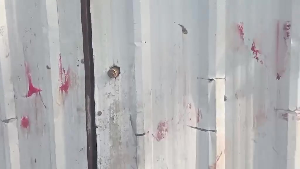 السلام عليكم للبيع بيت في مصقط ع شارع عشرين يرهم قصد وحاضر ***********

