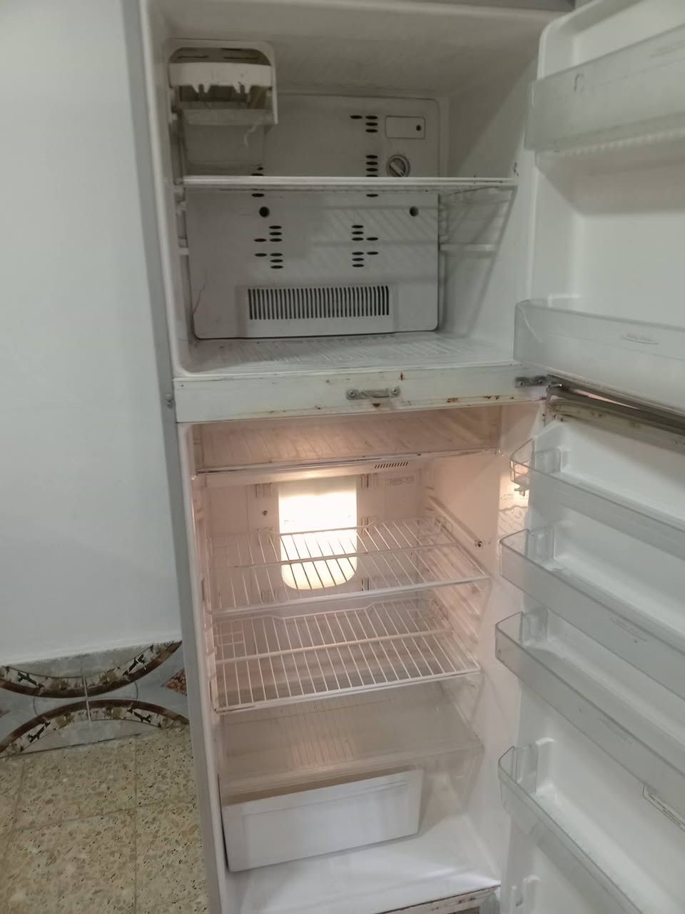 ثلاجه حجم ٢٨ للبيع سعر ١٥٠ شراي يصل على رقم ***********
