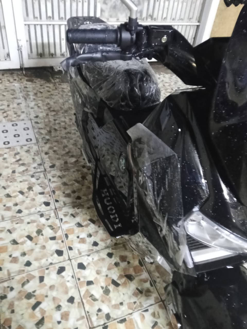 السلام عليكم..
دراجه شحن ليو سيزر 
المواصفات :6بطاريات مسطره ملف 3000سرعه 140ويا الوزن 100
3 سرع بلوتوث اشاير رباعيه ويمنه ويسره دبل صندوق خزن يعني مساحه الخزن خير من الله موديل 2026بيه وصل ضمان من شركه الجوهره البحرية مصار اقل الاسبوعين نزلت الشارع دراجه خير من الله تجي وشوف بعينك حتى بعده بجيس الشركه وبيه خوذه وجادر وحامل تلفون 
رايده 1450 يعني مليون و450
للاتصال :*********** 
مكاني : بغداد الدورة
