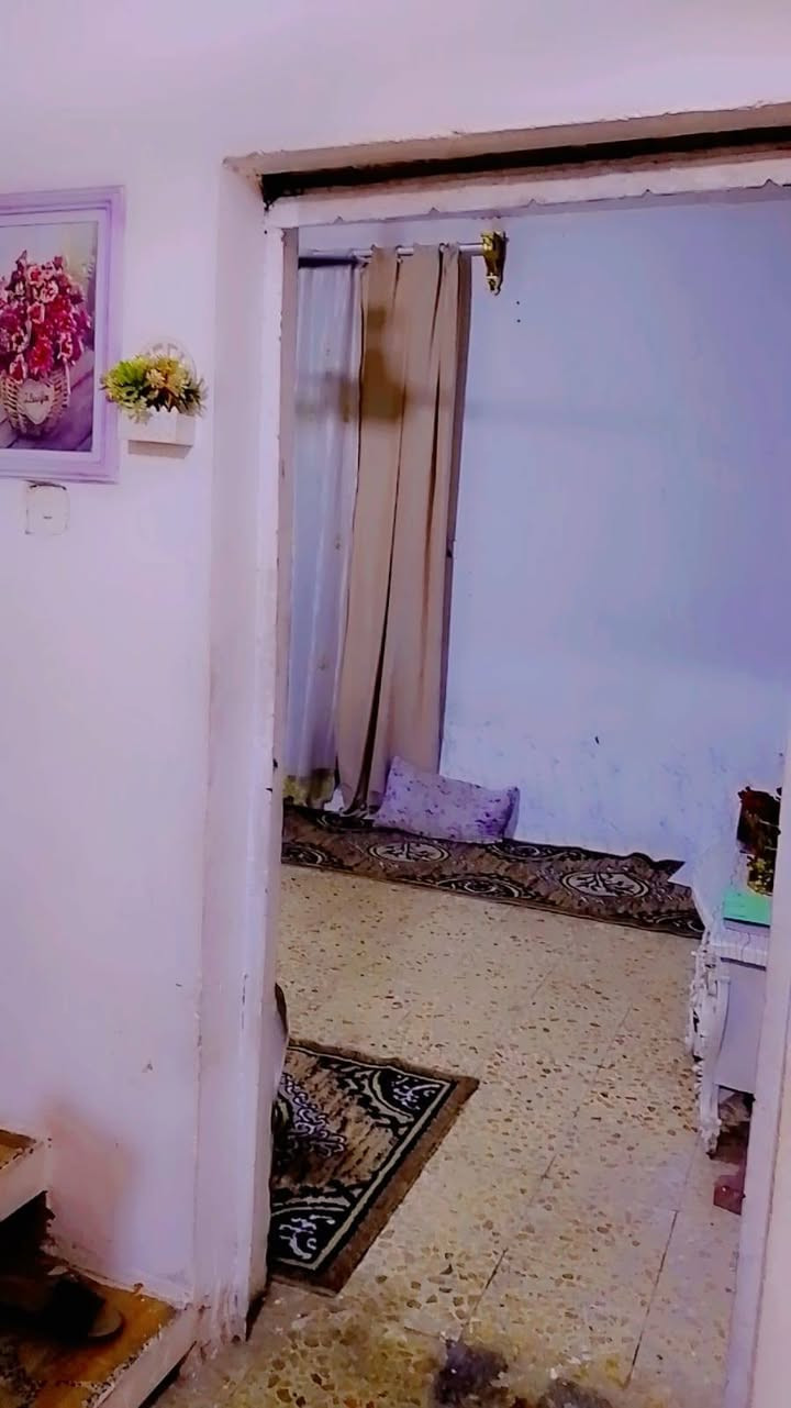 بيت للبيع طابو صرف منطقه مغربه يم سوك بدربونه ابو تحسين ابو جمله بيت قاطين كاملات عكاده حته بي محل البيت نضيف كلش مساحته 130 متر. سعر 140 وبي مجال لشراي نشالله ملاحظه لا يباع على مبادره ينباع نقد أنه شراي يتصل ***********
