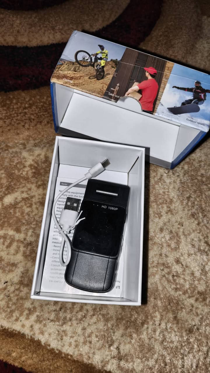 الجسم الذكية او كامرة مغامرات (Body Cam) بدقة Full HD 📸  
لو كنت تدور على الأمان، التوثيق، أو حتى تسجيل مغامراتك.. هذه الكاميرا هي الحل الأمثل!
​المميزات الرئيسية:
​تصوير فائق الوضوح: دقة Full HD 1080P تعطيك تفاصيل دقيقة جداً.
​عدسة متحركة: ميزة رهيبة! العدسة تدور بزاوية 180 درجة، يعني تقدر تصور قدامك أو تخليها سيلفي بسهولة.
​شاشة مدمجة: تقدر تشوف اللي تصوره مباشرة أو تراجع فيديوهاتك من نفس الجهاز.
​رؤية ليلية: مزودة بحساسات أشعة تحت حمراء للتصوير الواضح حتى في الظلمة التامة.
​تصميم عملي: صغيرة الحجم ومعاها "كليب" قوي يثبت على الجيب، الحزام، أو الملابس.
​متعددة الاستخدامات: مثالية لرجال الأمن، أصحاب المحلات، الدراجين، أو حتى ككاميرا مراقبة مخفية.
​شحن سريع: منفذ Type-C لسهولة الشحن ونقل البيانات.
​حالة الجهاز: جديد (بالكرتون) مع كافة الملحقات.
السعر: [٢٠ الف]
الموقع: [موصل ]
​للتواصل والاستفسار: يرجى مراسلة الصفحة أو الاتصال على الرقم [***********]
