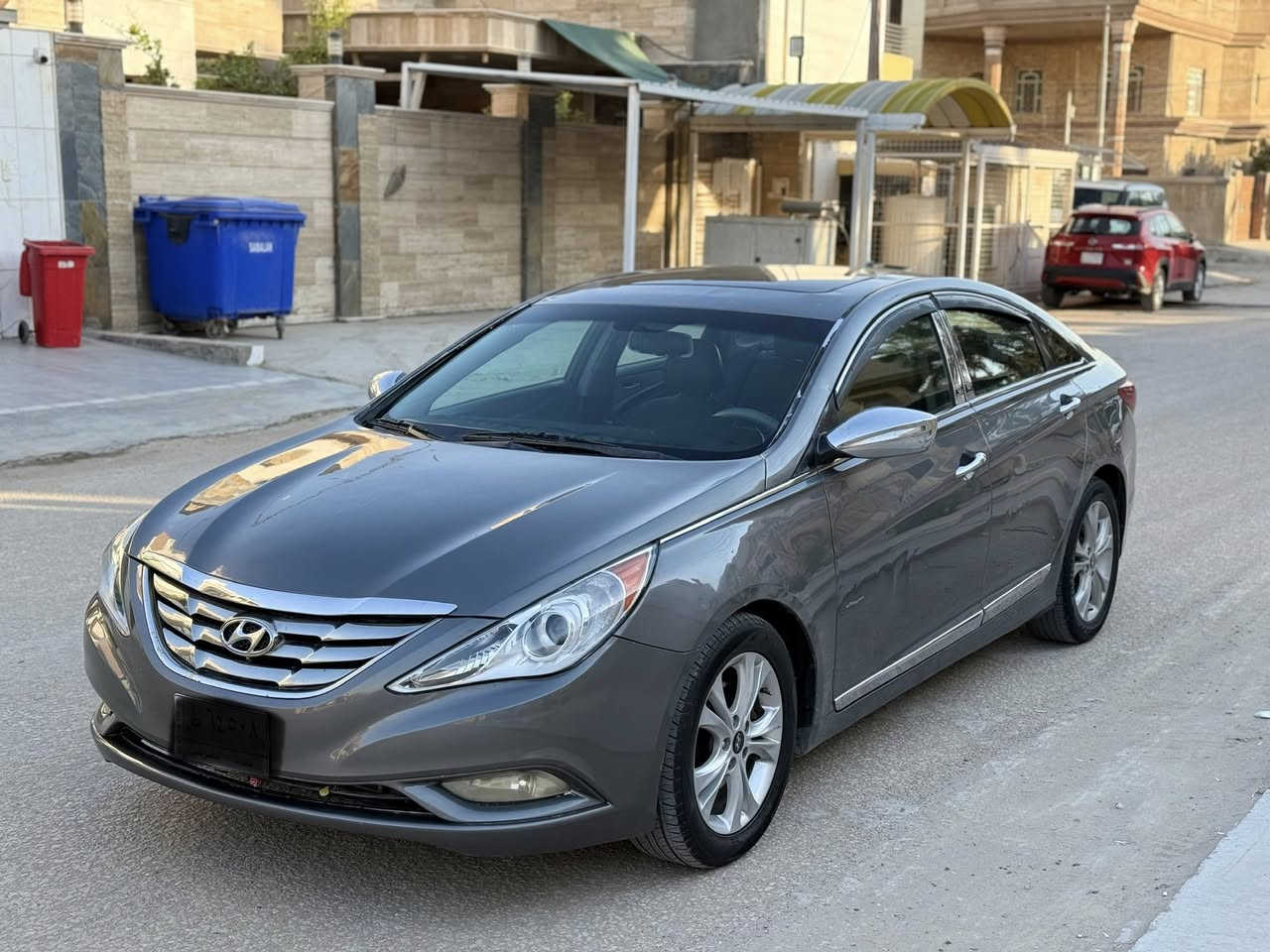 السلام عليكم سوناتا موديل 2011 وارد امريكي بيها فقط قطعتين بدون دواخل فول موصفات محرك 2400  رقم بغداد سعرها 92 وبيها مجال 
***********
