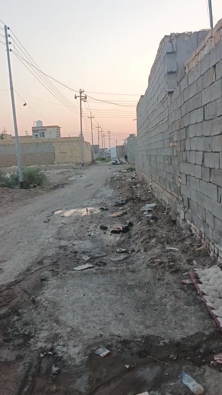 بيت للبيع مساحته ١٠٠ كامل كهرباء وماي  مولد منطقه شويلي
***********
