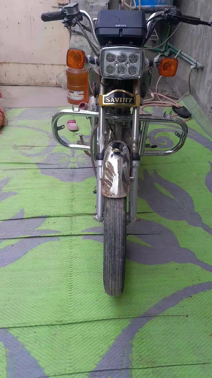 للبيع 
دراجة نظيفة  سيفان 5 كير  موديل 20  أوراق كاملة بس انضربت بسيارة من ورة بس الدبل يرجع شغالة وياها صندوق دلفري جديد مامستخدم الدراجة تاركها بلكرادة       لي يحب يتصل ***********
