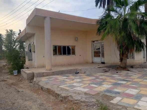 بيت للبيع مساحة البيت  مع الارض  350 متر  
مساحة البناء تقريبا 300 متر 
الموقع/الموقع داخل بغداد الكمالية بستان علي كمال مجاور مدرسة البستان الاهلية /او المعوقين قرب منتزه المعوقين او فرع مولده مالك 
بناء قديم طابق واحد متكون من صالة وحمام ومطبخ و3غرف نوم 
السعر 160وبي مجال شوفه وبخدمتك 
للاستفسار ***********
***********
