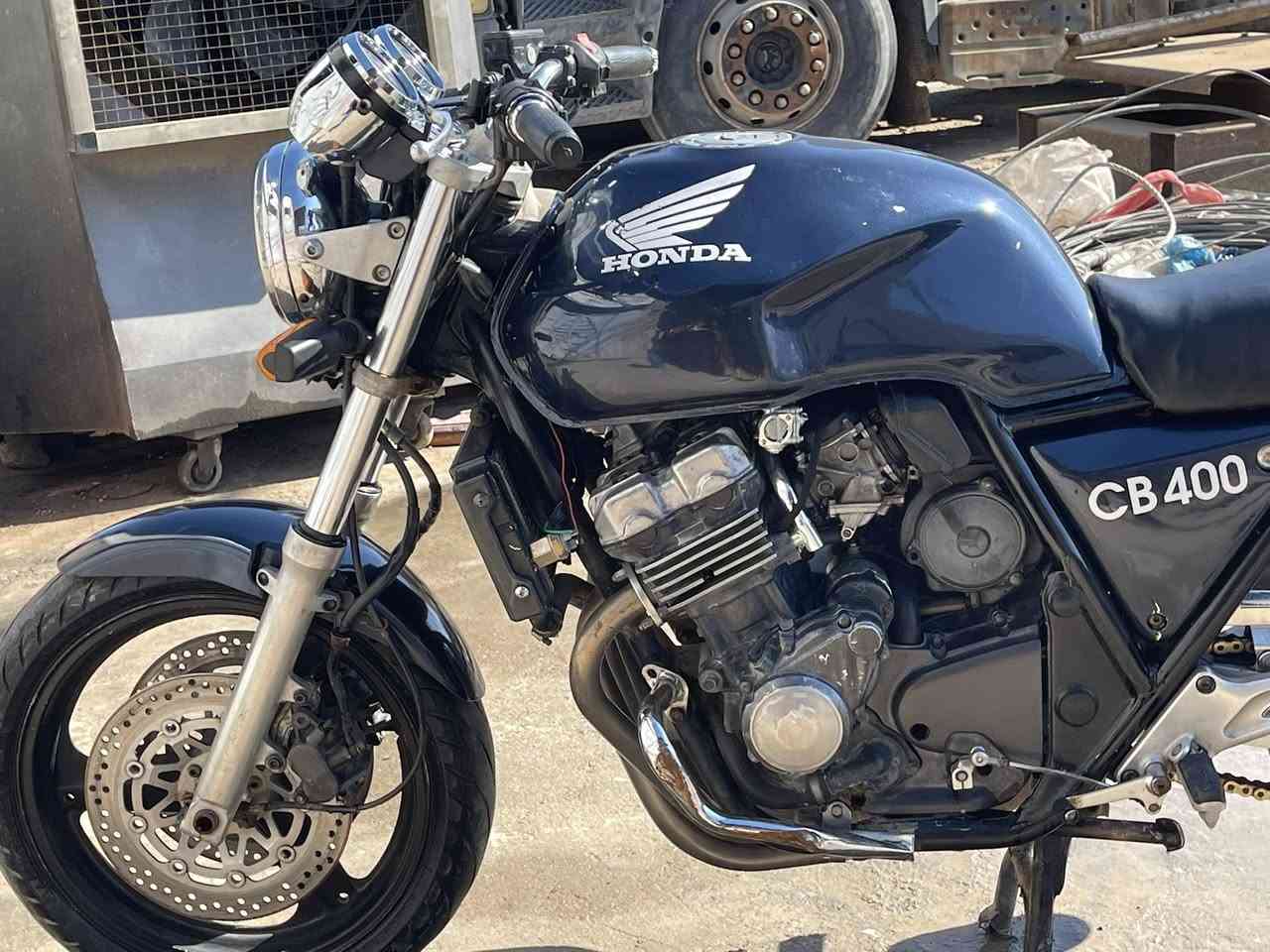 يا الله سلام عليكم ورحمة سيبي فور جيل الأول كفاله عامه ولحد يجي ويكلي مكفول كفاله عامه حبيبي  دراجه كير محرك مكفول كلشي مكفول مال جناي خواني (السعر مليون و 800) قابل للتفاوض  العنوان بغداد المحموديه  وراق كامله.  

‭٠٧٧٧ ٩٥٦ ٦٠٦٦‬ وتساب تصال.
