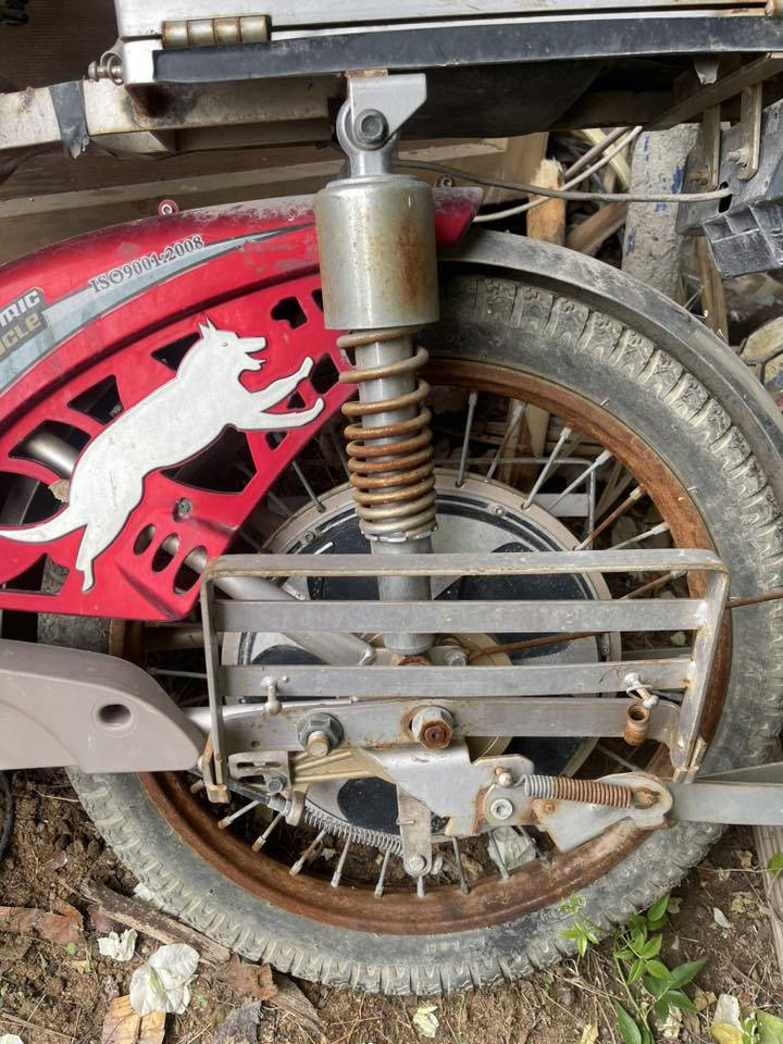 السلام عليكم دراجة شحن  ٥ باتري مشتغلة اقل السنة ومتروكة من ٢٠١٦ نقصها حاضن بطاريات وبطاريات ، وجوزة يمكن مال تشغيل ، سويجها وبصمتها موجودة . مكانها بغداد الجهاد 
ابيع كوم حديد 
حط سعرك واخذها 
***********
