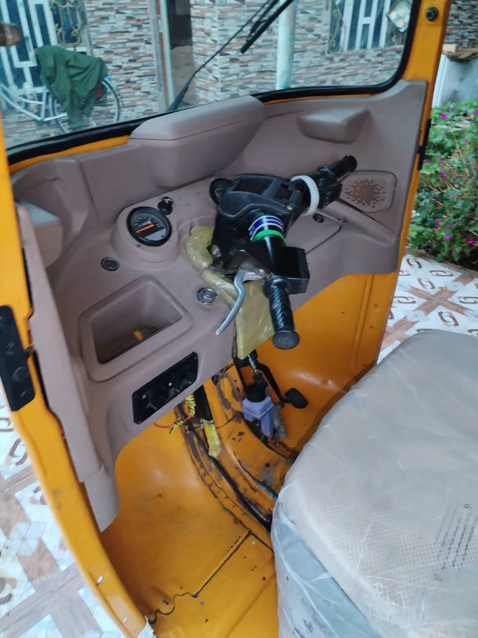 تكتك للبيع نظيفه كفاله عامه موديل 22 رقم ذي قار عنوان الناصرية السعر 9 و200 وبيها مجال رقم ***********
