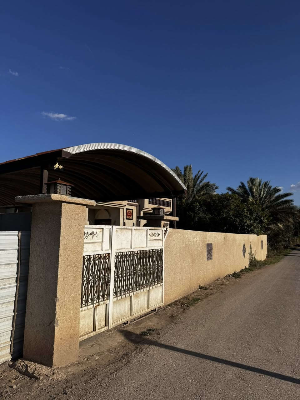 السلام عليكم
بيت وبستان 7 دونم 
تقطيع حسب الطلب تريد 1/2/3 او اكثر 
ملك صرف سند مستقل شرط التحويل 
بغداد سلمان باك بداية الخناسة 
بيت كامل ومؤثث بناء درجة اولى 
2 غرفه واستقبال ومطبخ حديقة وكراج جاهز من كلشي 
مولد حجم كبير 30 كيڤي واضح بالتصوير 
بير ماء خاص بالبستان 
مي سقي من الشط 
انواع الحمضيات والنخيل 
للاستفسار اكثر 
***********
