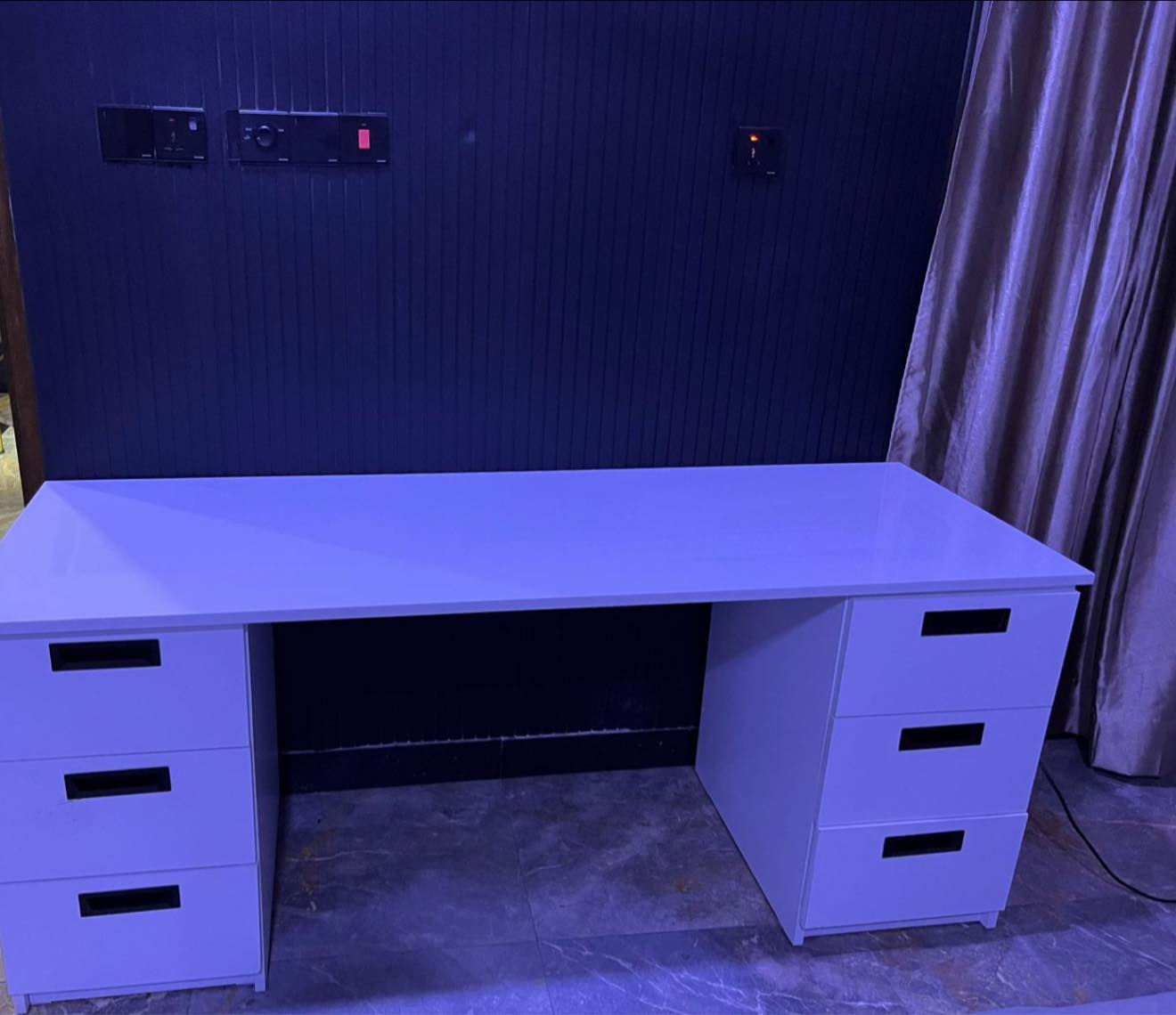 ميز للبيع ٣ قطع جديد 📌
عمق ٦٠سم
عرض ٢٠٠
ارتفاع ٧٠
مجراتها سوفت كلوز 

سعر ١٨٠ بي مجال بسيط
بغداد - ***********
