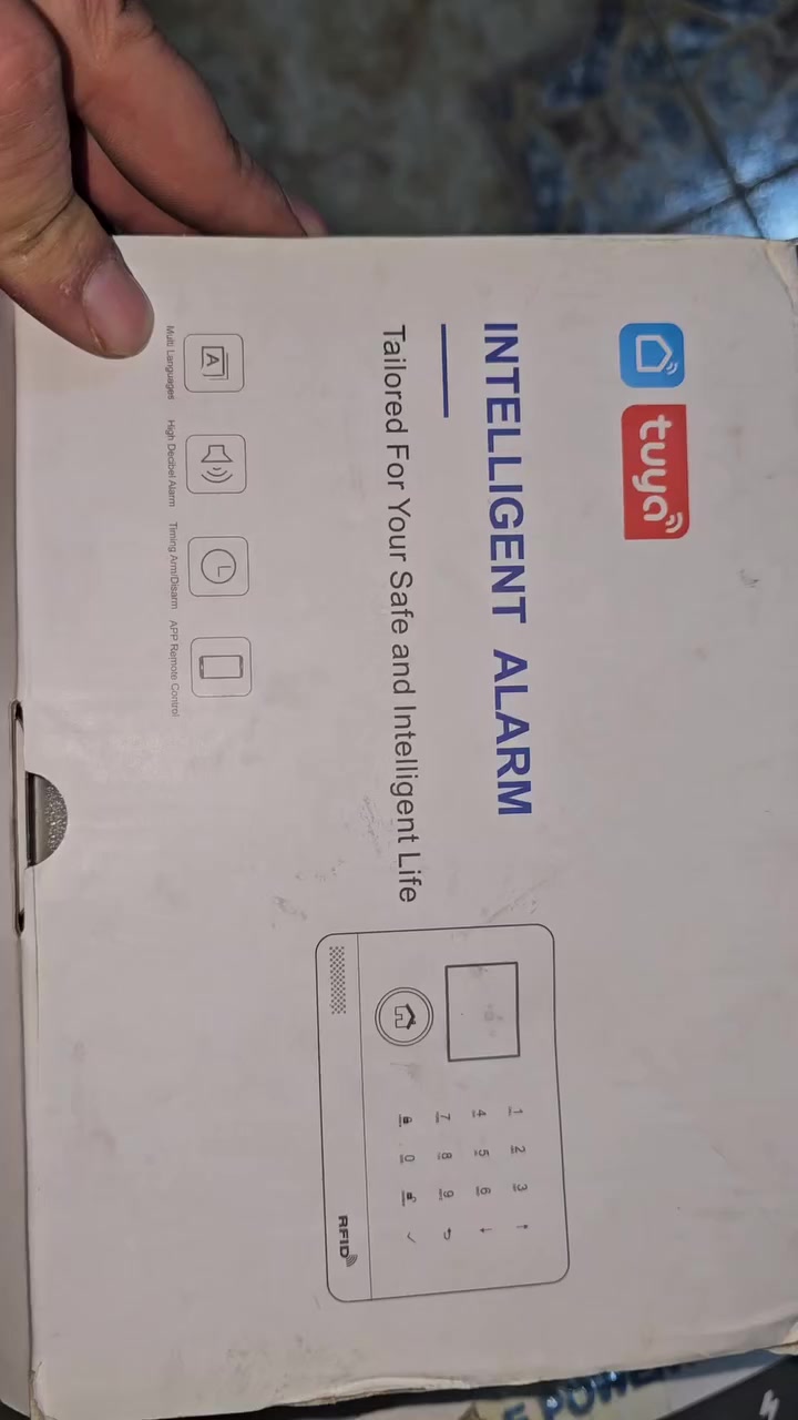 هذا المنتج هو نظام إنذار ذكي من Tuya (Tuya Intelligent Alarm) المصمم لتأمين المنازل والمكاتب.

إليك أبرز مواصفاته ومميزاته:

التحكم الذكي: يمكن التحكم فيه عن بعد عبر تطبيق Tuya على الهاتف الذكي. 

التنبيه الصوتي: يتميز بوجود إنذار صوتي عالي الشدة. 

توافق واسع: يدعم إضافة ما يصل إلى 100 حساس لاسلكي لتغطية شاملة. 

إدارة الوقت: يتيح جدولة تفعيل وإلغاء تفعيل الإنذار (Timing Arm/Disarm).

ميزات إضافية: يدعم تقنية RFID للتحكم السريع وشاشات ملونة في بعض الموديلات.


**إذا كنت صاحب هذا الإعلان وتريد حذفه لأي سبب، رجاءا أرسل رسالة إلى الدعم الفني**