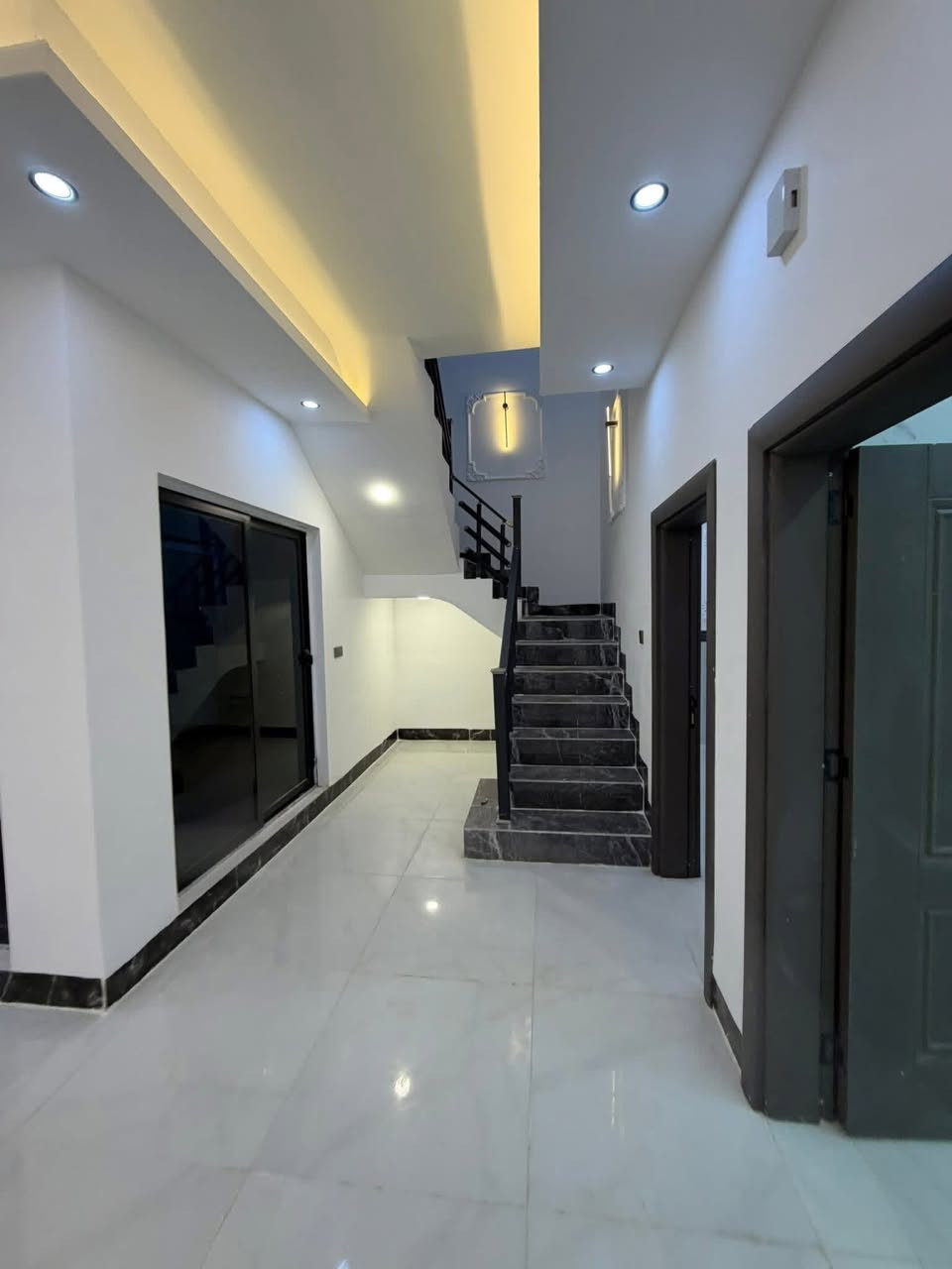 دار للبيع فخم في تكريت الديوم منطقة التوحيد المرغوب على شارع 15 متر بظهر شارع 60 ونافذ على شارع 30 مساحة الدار 200 متر واجه 10 نزال 20 يحتوي على 4 غرف نوم وصاله واستقبال وصحيات بالطابقين ومناور داخليه مواصفات الدار فول نظام غاز وكامرات ودكتات داخليه واجهة الدار حجر حلان 
للأستفسار ***********
