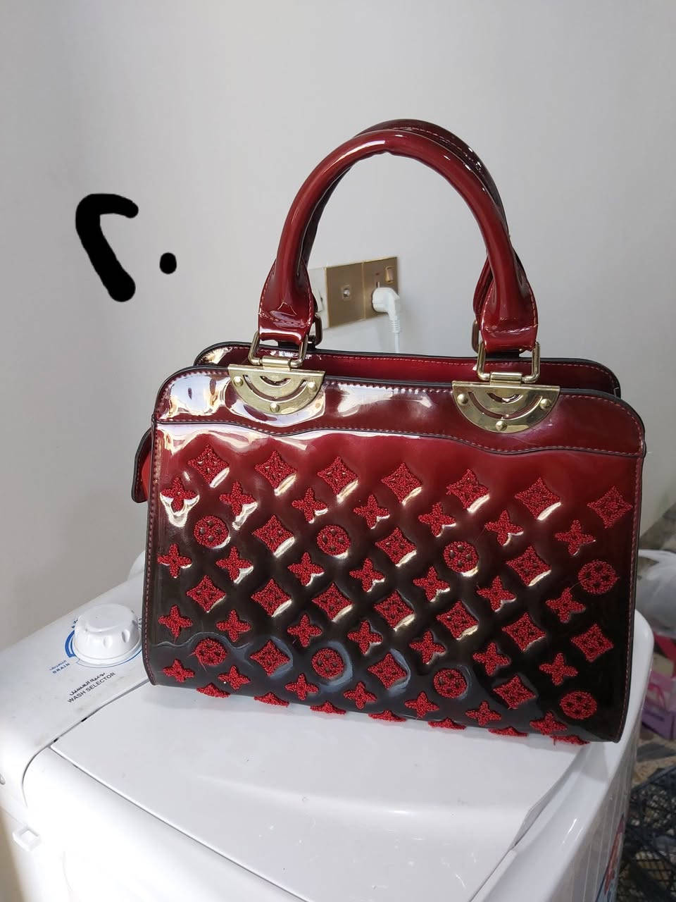 للبيع الاتصال على *********** 
جنطة كتف مستعمل لون اسود ب١٠ الف
جنطة كتف جديدة جلد روغان لون اسود ب ١٥ الف 
جنطة كتف جديدة لون ماروني ب ١٥ الف
