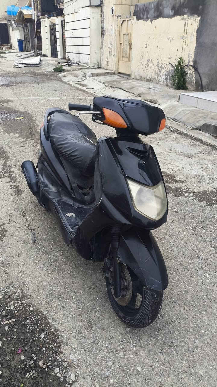 السلام عليكم 
دراجه كلشي شغال مكينه خير من الله صلنصه نقص بس كعكه ب500 دينار 
كهربائيات شغاله كلها كلوب امامي 4 الوان ابيض اصفر احمر ازرق
دبلات كله شغال مكان تحرير حسينيه 
رقم ***********
