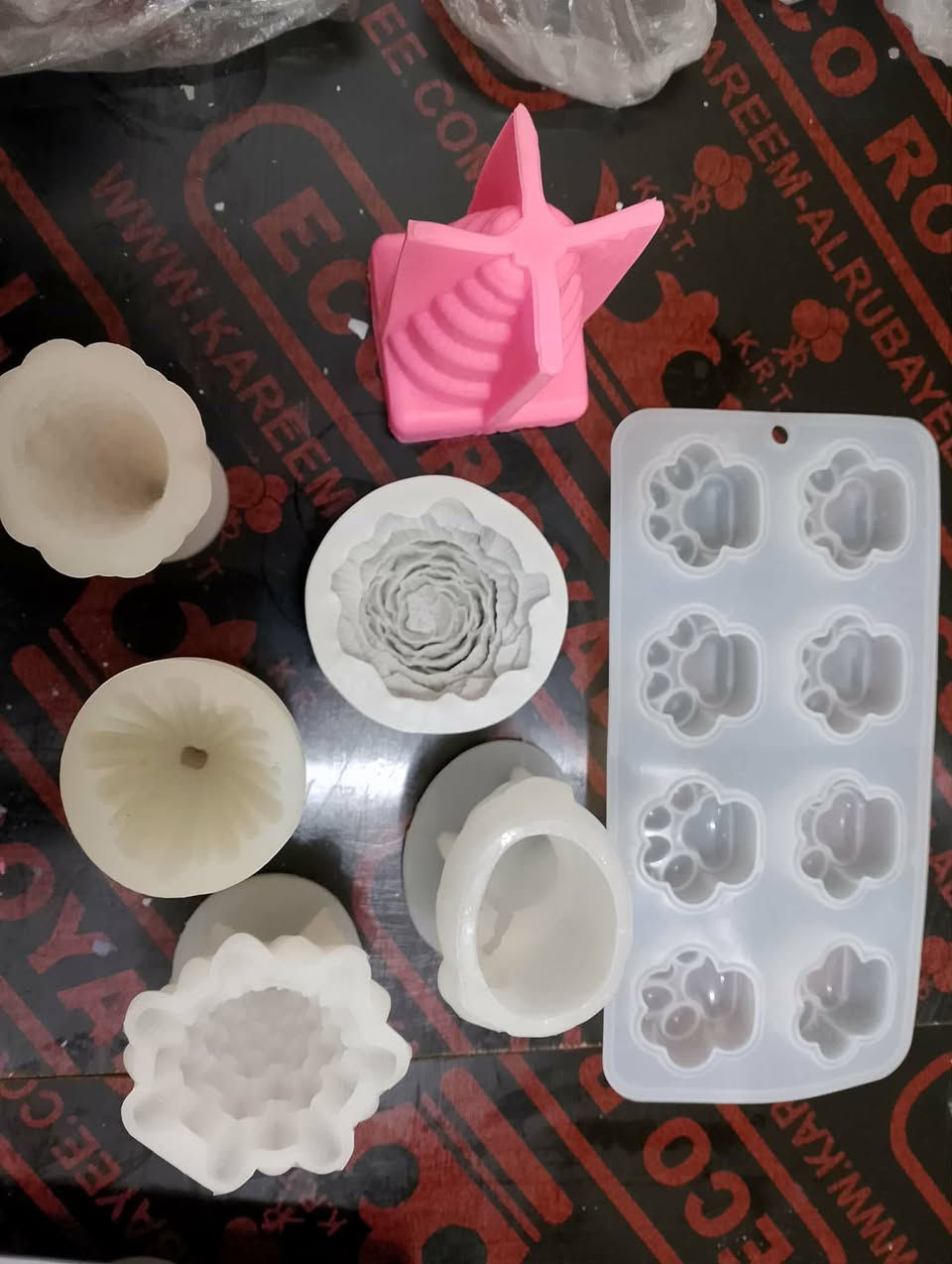 ست رزم جيلات تغليف الورد 12 علاقه ورقيه حجم كبير 11 علاقه ورقيه حجم وسط 8 علاقه ورقيه حجم صغير سبع قطع مباخر زجاجيه شكل اسطوانه خمس بوكسات شوكولاته لون اسود 20 بوكس هدايا مكعب عشر بوكسات هدايا شكل قلب 11 مشط خشب اصلي سيتين فنجان مع صحن خشب اصلي حجم صغير ساعتين فنجان مع صحن خشب حجم كبير 54 كوب ماكس سياحي ابيض خمس قطع على بكلينس خشب اصلي ثلاثه سيت كاسات شمع زجاج 10 اكياس ورد مجفف 12 كيس  قش ملون شريط خاص بباقات الورد شريط شكل ورده لتغليف الهدايا 12 قطعه كاسات زجاج قبق خشب عدد 36 قوالب سيليكونيه منوعه احجام صغيره وكبيره غير المذكوره في الوصولات كمامات واعواد خشبيه وكاسات بلاستيك لتحضير الشموع والريزن الوان مايكا ورق ذهب ورق فضه جليترات ورد مجفف دانتيلات ستراس قداحات عدد كثير لولو كبسات شعر قواعد مبخره علب حافظه للبخور عشر قطع ماشات بخور زيت كاسات اكريليك حلقات مداليه عدد كثير اكسسوارات ريزن صمغ خرز خرز مشكل بكميات مثل ما موضحه بالصور حاملات شمع معدنيه تسع قطع هذه الاغراض المذكوره والقسم الاخر موضح في الوصولات والقوالب السيليكونيه المستخدمه غير مذكوره في الوصولات ولا في هذا المنشور علما انها نظيفه جدا وبنفس الوقت هي مجانيه مع الاغراض


**إذا كنت صاحب هذا الإعلان وتريد حذفه لأي سبب، رجاءا أرسل رسالة إلى الدعم الفني**