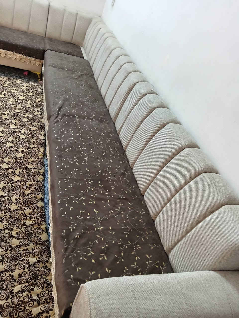 للبيع *********** *********** بغداد غزاليه ب ٣٥٠ الف دينار وبيهه مجال تخم ١٠مقاعد جديد
