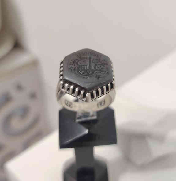 خاتم من حجر الحديد الصيني الطبيعي
صياغه ثقيلة وجميلة فضه عيار ٩٢٥
نقش عليه طلسم عين الإمام علي ع
يوجد توصيل إلى جميع المحافظات
التواصل ع الخاص او ع الواتساب ***********
