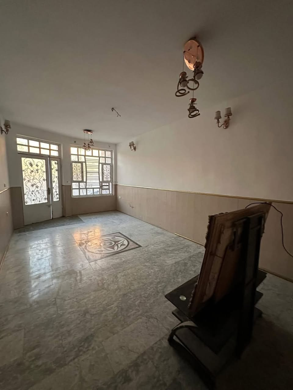 السلام عليكم
دار للبيع بمواصفات ممتازة وتصميم عملي 👇

📍 المساحة: 210 م
📐 الواجهة: 7 م
📏 النزال: 30 م

🏡 تفاصيل الدار:
 • كراج + حديقة
 • استقبال واسع
 • مطبخ
 • حولي + منور
 • غرفة نوم (أرضي)
 • صحيات

🛏 الطابق الأول:
 • 3 غرف نوم
 • حولي كبير
 • صحيات

🏠 الطابق الثاني:
 • بيتونة كبيرة
 • سطح عدد 2

✨ المميزات:
 • أرضيات مرمر
 • واجهة مرمر
 • بناء حديث (2018)
 • موقع حيوي وقريب من الخدمات

📍 الموقع: البنوك – شارع الكنيسة
مقابل حلويات تمتوعه

📞 للاستفسار:
***********
***********
