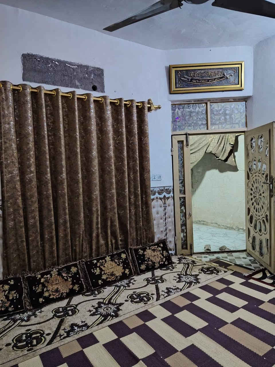 دار للبيع مساحه 100م طابقين الاساس صب البناء ابلوك والسقف صب الطابق الثاني السقف اعكاده يحتوي على صاله ومطبخ ومكشوفه وصحيات داخليه و خارجيه الطابق الثاني غرفتين وصاله وصحيات شارع المطار القديم يم اسواق الامير السعر 35وبي مجال للشراي لاستفسار على الرقم ***********
