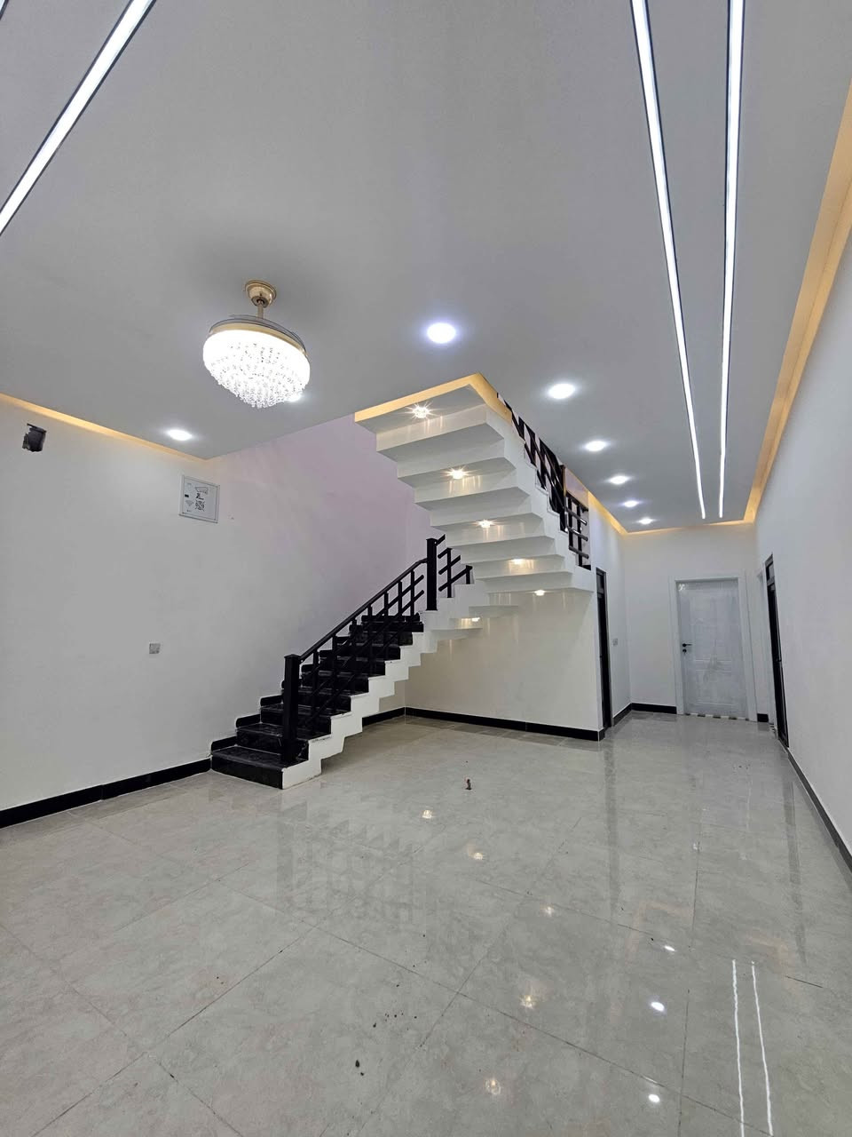 📢 إعلان دار حديث للبيع – فرصة مميزة في البصرة
🏡 دار حديث للبيع
📐 المساحة: 250 متر
📄 الطابو: صرف تحويل مباشر باسم المشتري
✨ المواصفات:
▪️ بناء حديث طابقين
▪️ 6 غرف نوم (3 سويت)
▪️ واجهة ملكي عمل درجة أولى
▪️ تصميم حديث وتشطيب فاخر
▪️ جميع الخدمات متوفرة (ماء، كهرباء، شوارع مبلطة)
📍 العنوان: البصرة / أبي الخصيب / شارع المحكمة
💰 السعر: 260 مليون وقابل للتفاوض
📞 للاستفسار والاتصال: *********** البصرة, العراق
