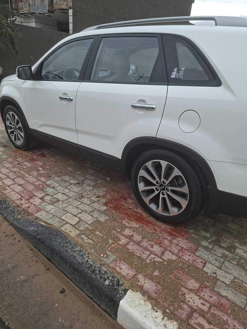 سلام عليكم كيا سورنتو موديل ١٤ رقم أربيل بأسمي سنويه وهزه جديده مواصفات السياره ٧ راكب مكينه ٤ اسلندر ٢٤٠٠ السياره ماشيه ٨٩ الف حقيقي وضع شركه بردات خلفيه حساسات امامي خلفي تحكم استيرن بصمه أبواب بصمه تشغيل عدد٢ لايت زنون كشاف زنون علمن السياره بيه صبغ بصيط   بلباب الصدر والباقي مكفوله كفاله عامه للإستفسار الاتصال *********** /*********** مكان السياره كربلاء المقدسه السعر ١٧٧
