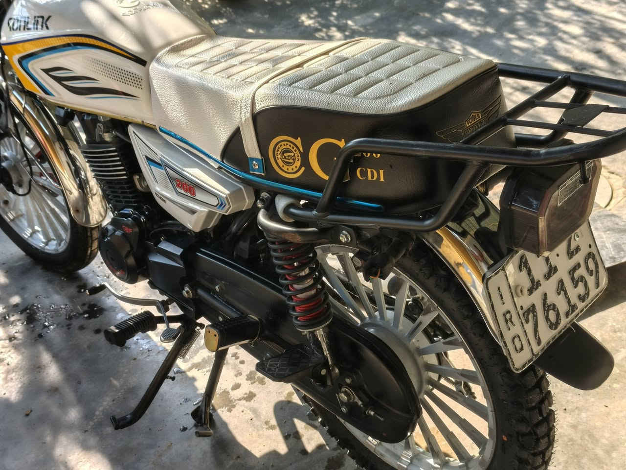 السلام عليكم دراجه سولنك موديل 2025مكينه 200 
مرقم بغداد دراجه مابيهة  نقص  ماشيه 6 الاف تحويل ثاني يوم السعر مليونين و150 الف و بيهة مجال متواجد
 زعفرانيه وتقاطع النهروان 
***********
