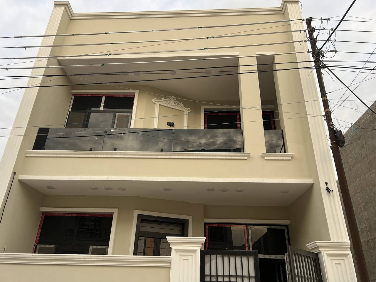 بيت للبيع طابقين 3غرف نوم مع استقبال مع صالة جلوس حمامات صحيه عدد2  مطبخ.  ديكورات حديثه البيت قيد التشطيب. تستلم مفتاح خلال ايام. السعر140 مليون. قابل  للتفاوض الموقع البوعيثه مجمع السلطان. قرب المدارس. طابو زراعي سند 25 
***********
***********
