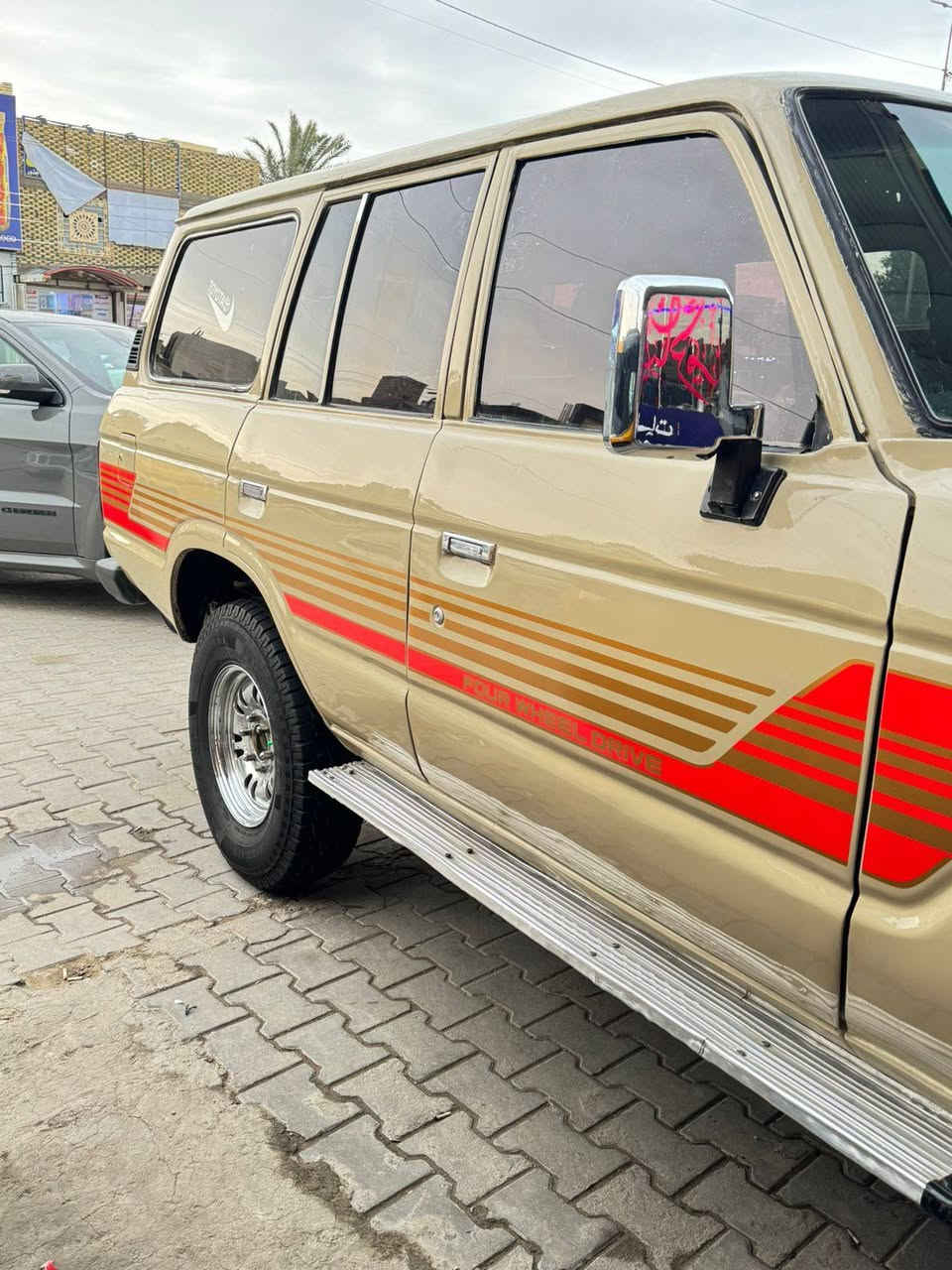 السلام عليكم لاندكروز 89 للبيع رقمها سليمانيه دولي تحويل ثاني يوم جير ومكينه جديد تبريد شغال دفع رباعي شغال كهربائيات كلها شغال تخم تاير جديد اكسنات وراء قدام شغاله مكاني نجف مصبوغه عامله الجماليه ***********
