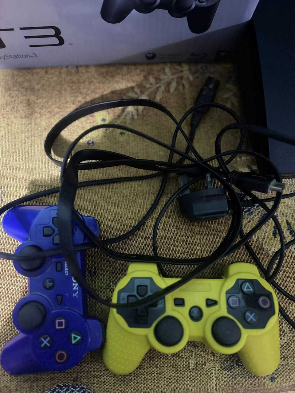 السلام عليكم بلي3 سلم للبيع  ذاكرة التخزين 320 هارد خارجي العدد 2 مع الالعاب اكثر من 15 لعبه جوستك العدد 2 كارتونه وغرضه كامله السعر 150 مكاني الدوره ابودشير الاتصال ع رقم الهاتف ***********
