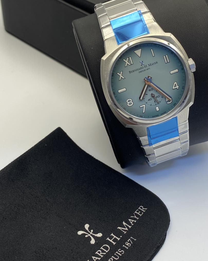 Bernhard H. Mayer OMNI Sky
جديد كُليًا 
كامل المرفقات 
كوارتز 
ابعاد الساعة ٣٦*٣٣
#swiss #swisswatches


**إذا كنت صاحب هذا الإعلان وتريد حذفه لأي سبب، رجاءا أرسل رسالة إلى الدعم الفني**