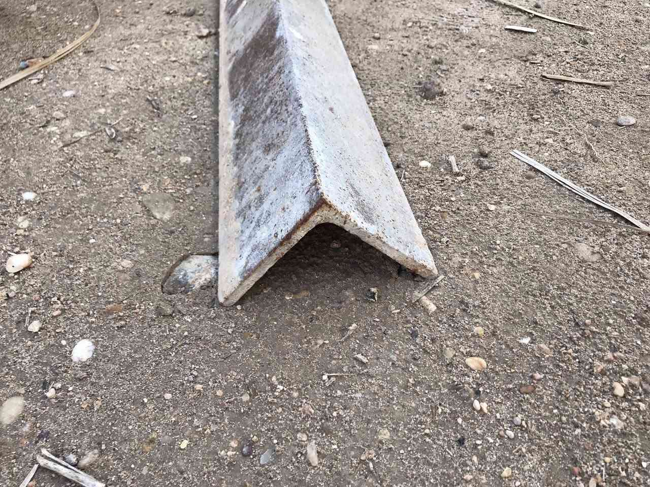 السلام عليكم  جنل حديد ثقيل 4ملم طول 4متر.             مع  زاوية 4متر 6ملم عدد 2ونص وحده زاويه                              مكان /الرمادي حصيبة الشرقية      هاتف /***********
