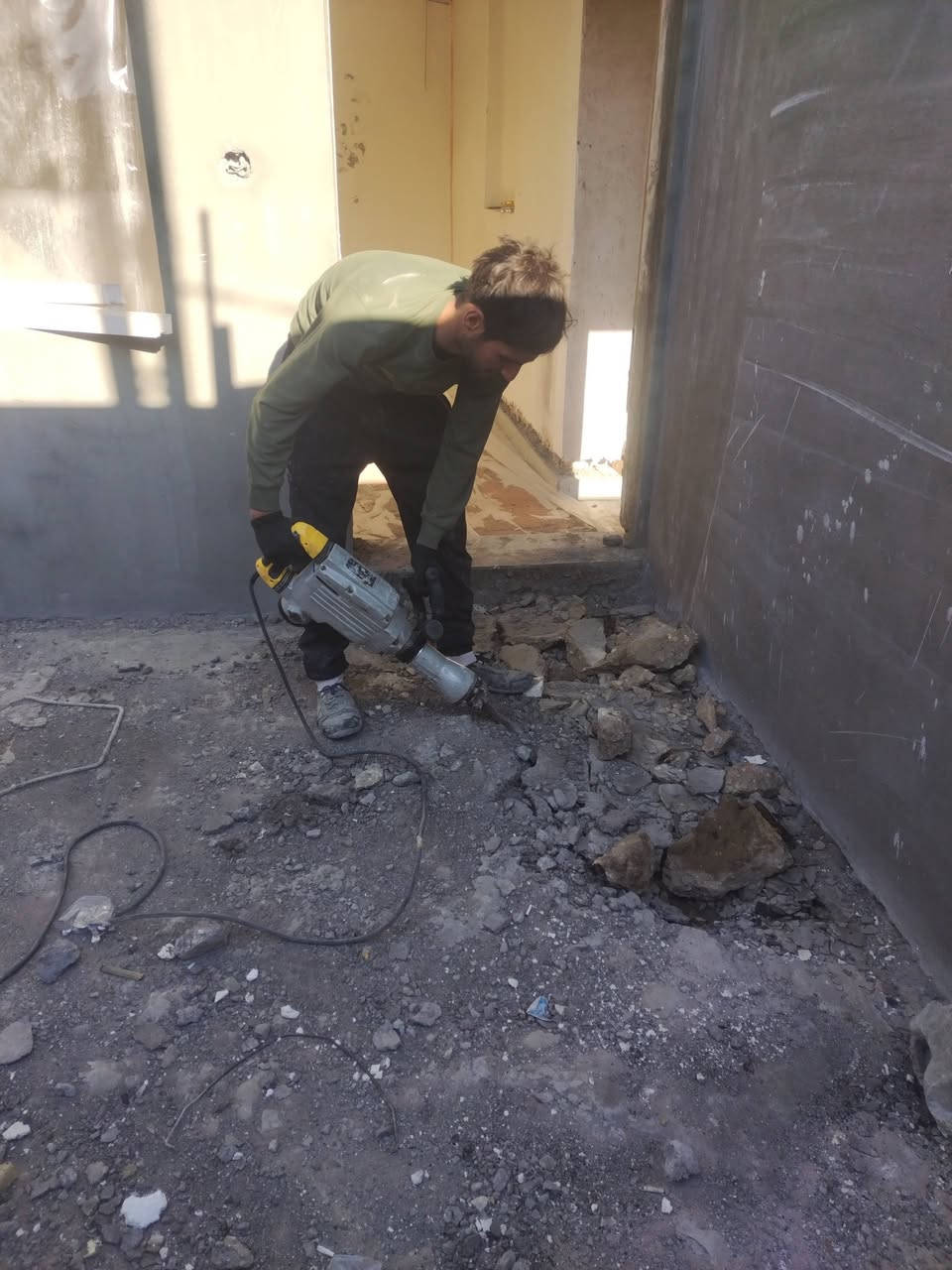 سلام عليكم  / يوجد كادر عمل جاهز/ تصعيد مواد/ تنضيف بيوت/ تفليش/ تكشيط/ تنضيف حدائق/ دفن نهري  /    ماعليك بس تصال على رقم  /     ***********
