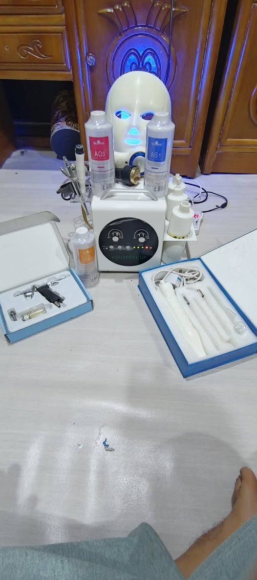 سلام عليكم جهاز هايدرو فشيل كله شغال فول وياه جهاز تحفيز البشره وزاله حب شباب وزاله هلات تحت العين ونشيط دوره دمويه وياه مسدس اضافي وياه 3بطاله حمضيات سعره 200 مكاني البصره الحيانيه ***********
