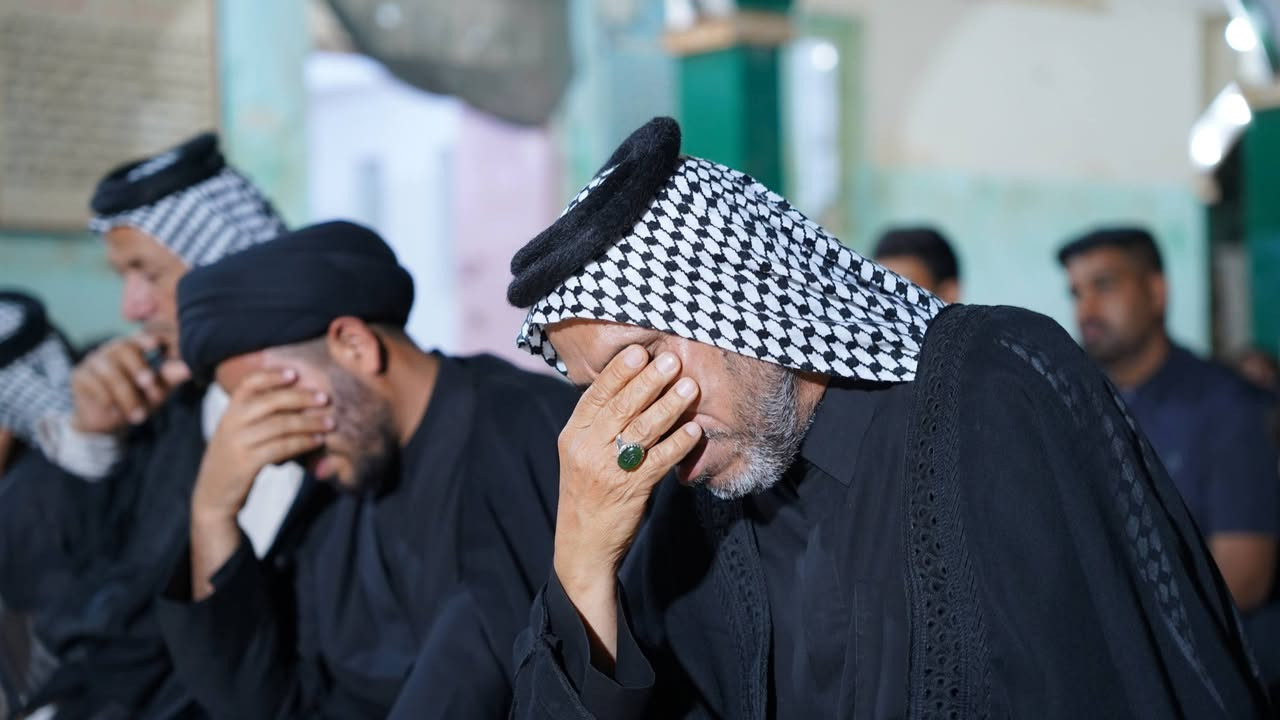 تشرفنا بتغطية مراسم رفع راية شهر محرم الحرام واستبدال الراية في مقام ومغتسل المرحوم السيد غازي كاظم جعفر المحنة، إيذانًا ببدء أيام الحزن والعزاء على سيد الشهداء الإمام الحسين (عليه السلام) وأهل بيته الأطهار.
وشهدت المراسم حضور جمعٍ من المؤمنين ومحبي أهل البيت (عليهم السلام)، وسط أجواءٍ إيمانية خاشعة امتزجت فيها مشاعر الحزن والولاء، مع تجديد العهد بالسير على نهج الإمام الحسين (عليه السلام) وإحياء شعائره الخالدة.
نسأل الله تعالى أن يجعل هذه الأيام المباركة أيام خيرٍ وبركة، وأن يرزق الجميع شفاعة الإمام الحسين (عليه السلام)، وأن يتقبل من القائمين على هذه المراسم المباركة صالح الأعمال.
عظّم الله أجورنا وأجوركم، وأحسن الله لنا ولكم العزاء 
بذكرى حلول شهر محرم الحرام. 🏴
كادر حسين الكعبي لتصوير كافة المناسبات 
تصوير حسين الكعبي 
***********
رابط القناة على التليكرام

https://t.me/hassinalkapi
