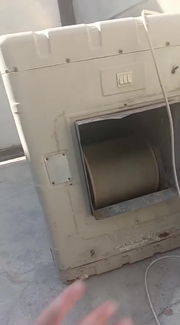 مبردة هواء ياسان حجم 2 
ماطور سرعه واحده سريع جدا
 ونضيف غطاس شغال
 تشتغل حتى على المولد 
شاصي وگشر نضيف بدون 
سعرها 60 الف
***********
