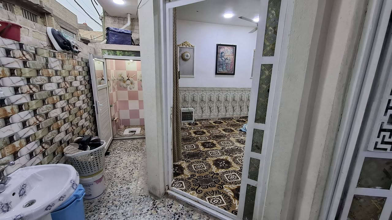 السلام عليكم بيت للبيع  الشعلة شارع افران الضياء المساحه 100 م واجهية 10 ونزال 10 ويحتوي على خدمات كاملة من ماء ومجاري وكهرباء ومقرنص الشارع شاهد الفيديو البيت كامل مناقصه اي شئ السعر  125 وبي مجال للأستفسار اتصل على هذا الرقم بي واتساب ***********
