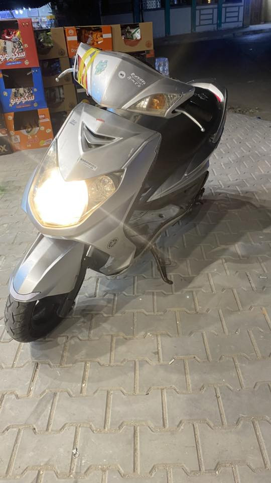 يالله سلام عليكم
سكنس فحل ياباني للبيع 
الله شاهد المكينه نضيفه مطاخها دنفيس
كفراتها مختمه 
الدراجه بيها نواقص ( بيها نواقص بيها نواقص )
متروكه بل مخزن محد يستخدمها 
ب800 وبيها مجال للطيبين 
تجي تفحص وتشوفها عجبتك او لا على عيني وعلى راسي ،
السوك صاعد وهيج دا أبيعها 
الرحمانيه  يم كورنيش البيروتي .
اتصال فقط *********** .
