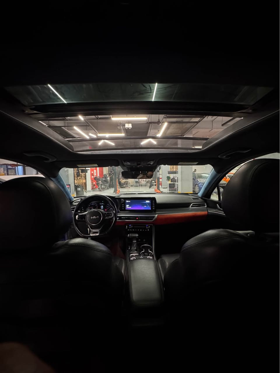 السلام عليكم

كيا 2022 K5 GTLINE لون ازرق فول مواصفات واحد على واحد
رقم اربيل باسم شركه
السياره حادثه دعاميه وبارد بالبندحسب صور الموضحه ايرباك دركه وراجع سستم

المواصفات GT LINE فول 1/1. 

1- بصمة ابواب + تشغيل عن بعد. 

2- شاشة حجم كبير  

3- رادار امامي وجانبي وخلفي و بريك طوارئ وحساسات خلفيه. 

4- هاندبريك بصمة +ميموري كشن + تبريد وتدفئه كشنات وتدفئه استيرن + كشنات الاماميه كهرباااء.+شحن واير ليس. 

5- صندوق ذكي يفتح عند الاقتراب

6- بك لايت لد

7- ويل كب  كروم

8- تبريد شاشة منفصل+ قطعتين تبريد. 

10- سياقة الكترونية + تحديد مسار.  

12-  نظام الترحيب الصوتي + الشاشات. 

14- 5 وضعيات قيادة بل ماوس 

15-اوتو هولد للتوقف الالكتروني بل ازدحام. 

16- محرك 1600 turbo 

17-كامرة خلفيه

ملاحضة هاي السيارة تعتبر اعلى فئة 

183  بيهة مجال بسيط حك الجيه

مكاني البصرة

*********** البصرة, العراق
