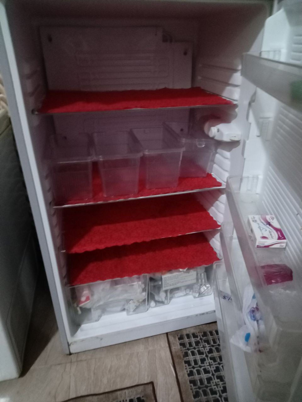 السلام عليكم ثلاجه للبيع جديدة وحجمها كبير صار فترة من اخذتها مستعجل ع بيعتها السعر خاص او الاتصال ع الرقم ***********
