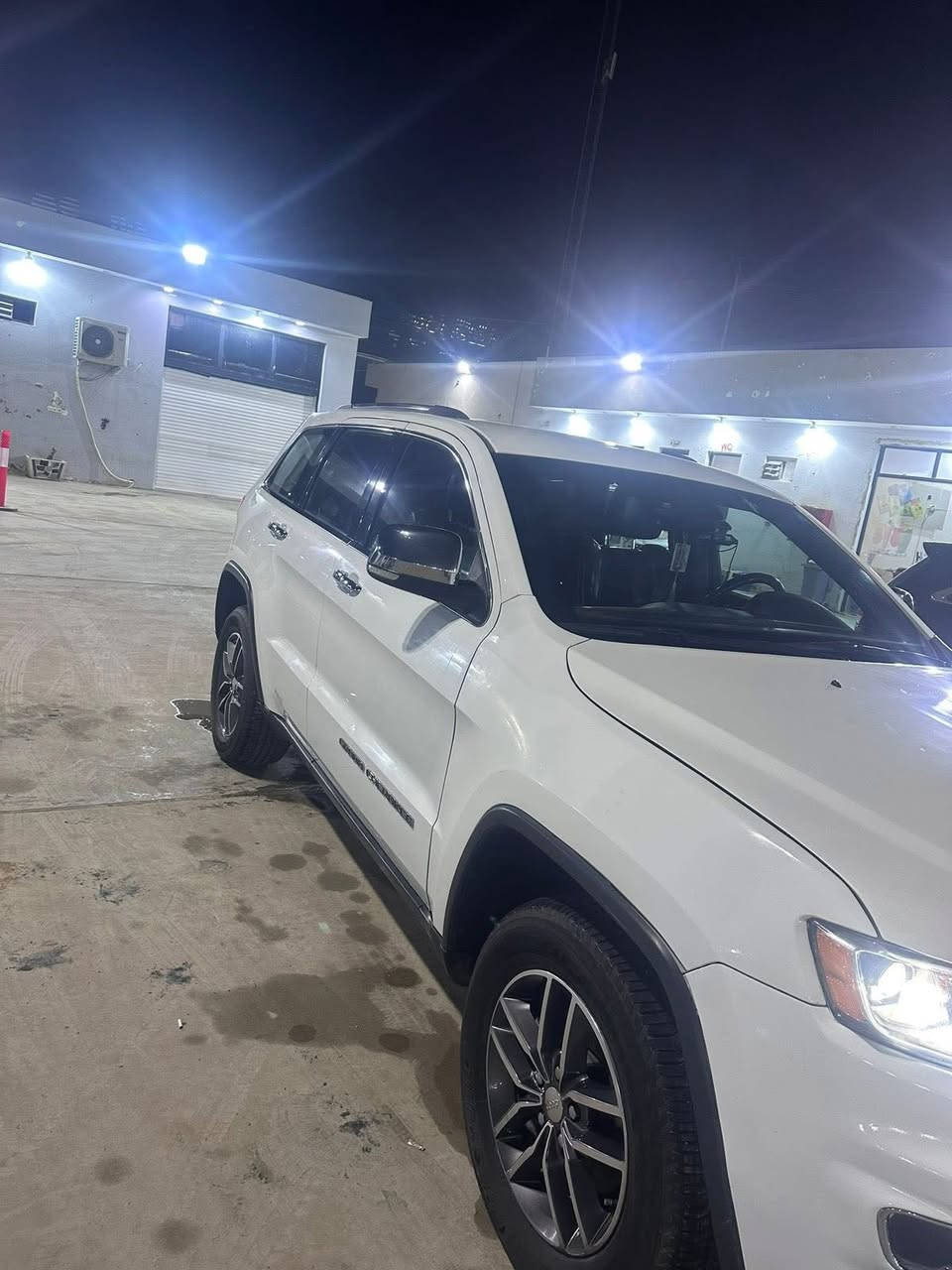 جيب ليمتد امريكي 2017
حادثها جاملغ وبنيد وبيها بارد باب السائق 

رقم بغداد ماشيه ١٠٤ الف ميل  

كشنات جلد 

حساسات 

شاشه كبيره 

فور ويل 

جنطه كهرباء 

السعر ١٩٥ وبيها مجال
***********
