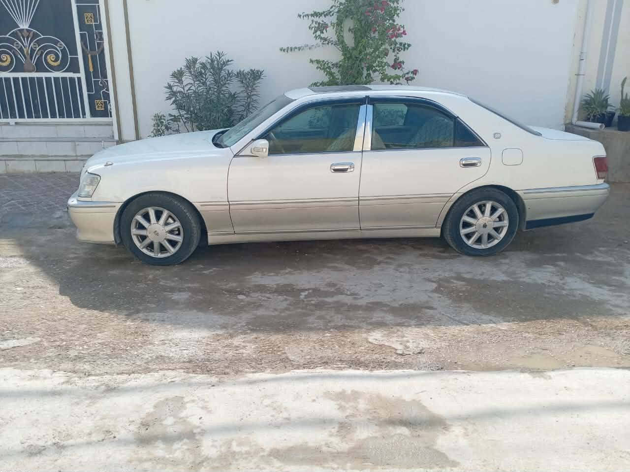 ملكه للبيع دي فور كبير اربع دكم برده خلفيه كشنات اربع كهرباء كشنات جلد مدفوع كمرك وباقي بس على رقم ***********
