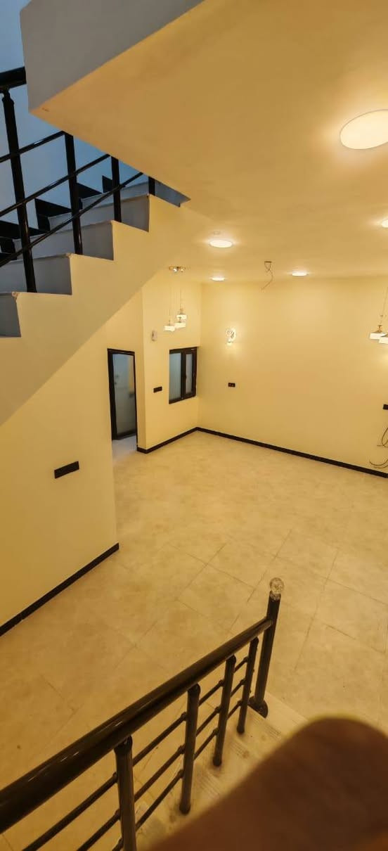 ***********تحية طيبة يوجد لدينا بيت مساحة 160مترفي ابو خصيب شارع لكطة مقابل شارع بهادريه يبعد عن شارع سايدين 300متر طابو زراعي بسم عراقي يحتوي على 2غرف نوم و صاله و مطبخ و صحيات و ستقبال و كراج سعر 150قابل لتفاوض الاستفسار ***********
