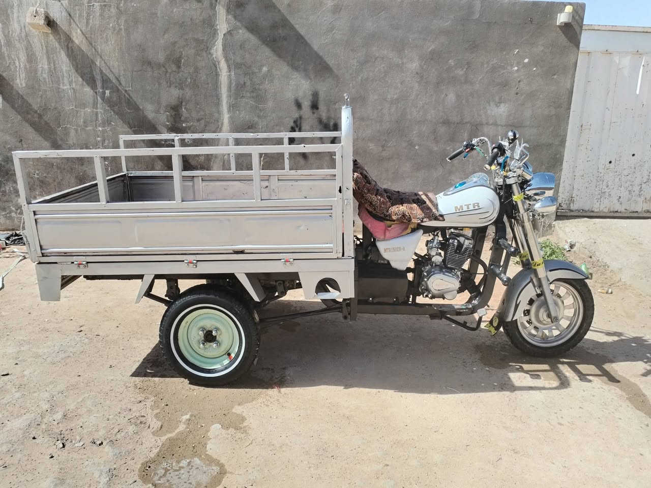 سلام عليكم ستوته لبيع رقم سود لفين 2007سعر 1600مكاني مطار ***********
