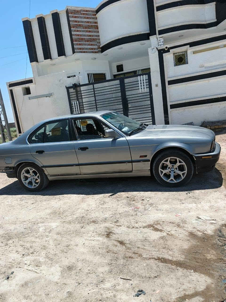 بي ام 525  موديل 90 محرك مفتوح اوتوماتيك
جام كهربائي 
فتحه سقف 
مرايات تحكم 
سيارة كل ضربة مابيها  
ملاحظة الكير بي خربطة 
السعر 35 مكلف بل نشر هاذا صاحب السياره اتصل عليه وليد خالد عبد   ***********

