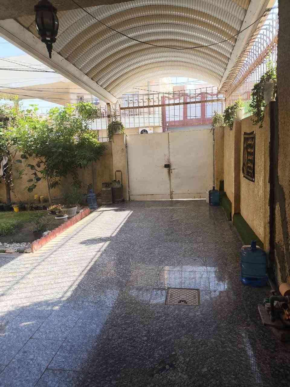 السلام عليكم بيت للبيع في كربلاء حي النصر شارع الملعب السايدين يتكون من استقبال وصاله وثلاث غرف وحده جوه وثنين فوگ ومطبخ يحتوي على حار وبارد وصحيات عدد 3 ثنين جوه واحد فوگ سويت يعتبر وي الغرفه ومخزن يصلح غرفه مساحة 200م البيت سعره 300 وبيه مجال قليل طابو صرف والاستفسار عله الرقم ***********
