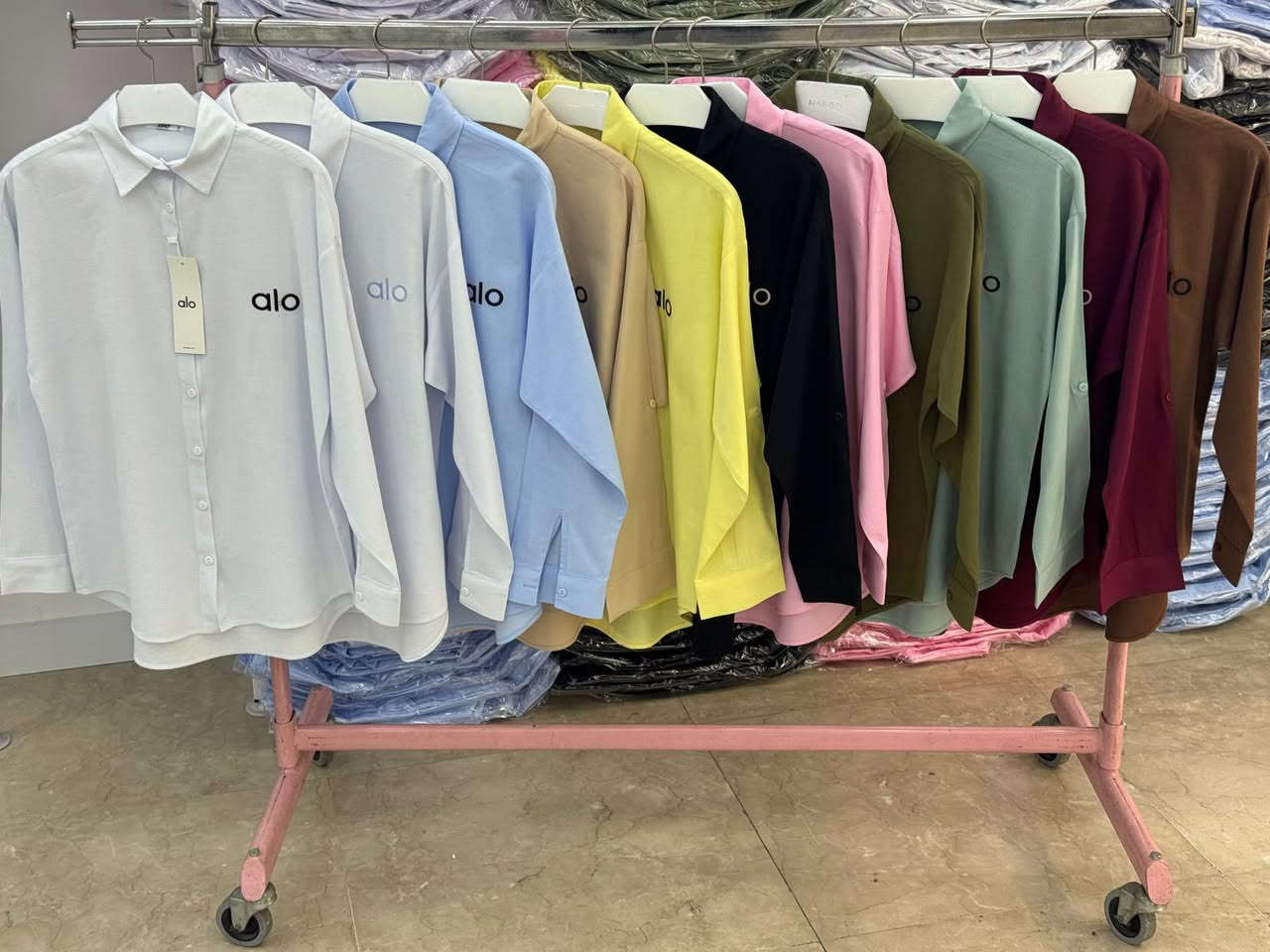 السلام عليكم 
جملة جملة جملة فقط ‼️‼️
قميص نسائي قياسات s m  l  xl
طول 70 و 75 
لطلب اتصال واتساب فقط ***********
