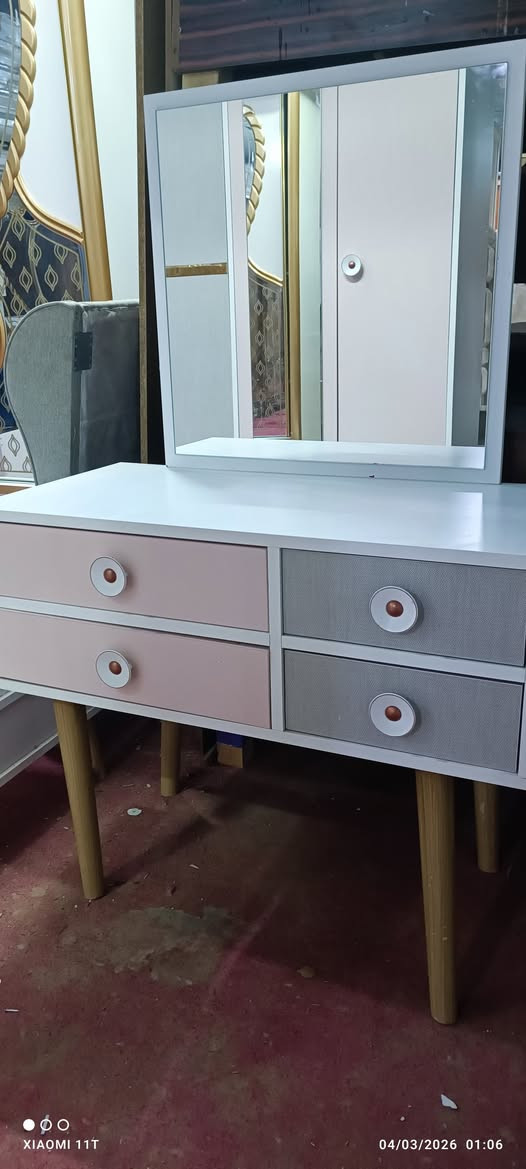 غرفه شبابيه ماركه تحفه 8 قطع نظيفه جدا 
650 توصيل 15 
***********
