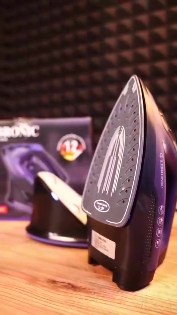 السلام عليكم، معروض للبيع مكواة كهربائية متينة وعالية الأداء من ماركة LIBRONE.

الموديل: Libronic Electric Iron (LC-105C)

حالة المنتج: جديد ✨

أهم مميزات ومواصفات المكواة:

قوة 1200 واط: تسخين سريع جداً وكفاءة عالية لفرد وتجهيز الملابس بوقت قياسي.

حماية ذكية من الحرارة الزائدة: ميزة أمان لفصل الطاقة تلقائياً للحفاظ على سلامة الملابس والجهاز.

تصميم مريح وعصري: مسكة مريحة لليد مع أزرار تحكم سلسة ومناسبة لجميع أنواع الأقمشة.

قاعدة ناعمة: تضمن انزلاقاً ممتازاً على الملابس دون عناء أو التصاق.

السعر المطلوب: [30 الف]

مكان المعاينة والتسليم: بغداد 3 آلاف / باقي المحافظات 5 آلاف.

للتواصل والاستفسار يرجى مراسلتي على الخاص أو الاتصال على الرقم: *********** (يوجد واتساب).

