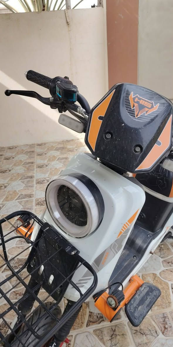 دراجة شحن للبيع موصفاتهه
تثبيت سرعه
4 سرعات 
بطاريات دبل شديتهن على حسابي من هذن الاصليات الشحنه الوحده تكفيك 4 ايام
بلوتوث داخلي  
بيهه بس الجاملغ الامامي مكسور يتبدل واليده وهايهيه
سويج نسختين موجوده 
مكاني ديالى كنعان 
السعر 600 وبيهه مجال 
***********
***********
