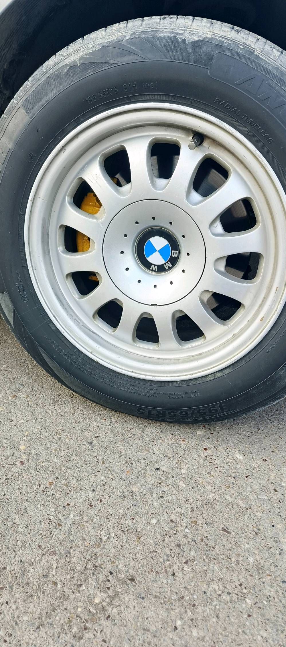 بيئم ٣٦е
V6
رقم دولي جديد
محرك جديد
كير عادي 
حداديه جديدا 
تايرات نضيفه 
بغداد حي لجهاد 